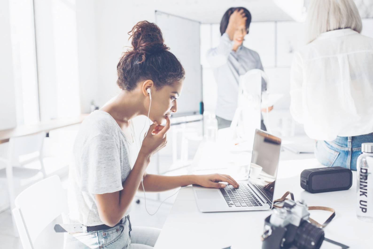 Arbeitsbereich für Finanzplanung mit modernen Tools