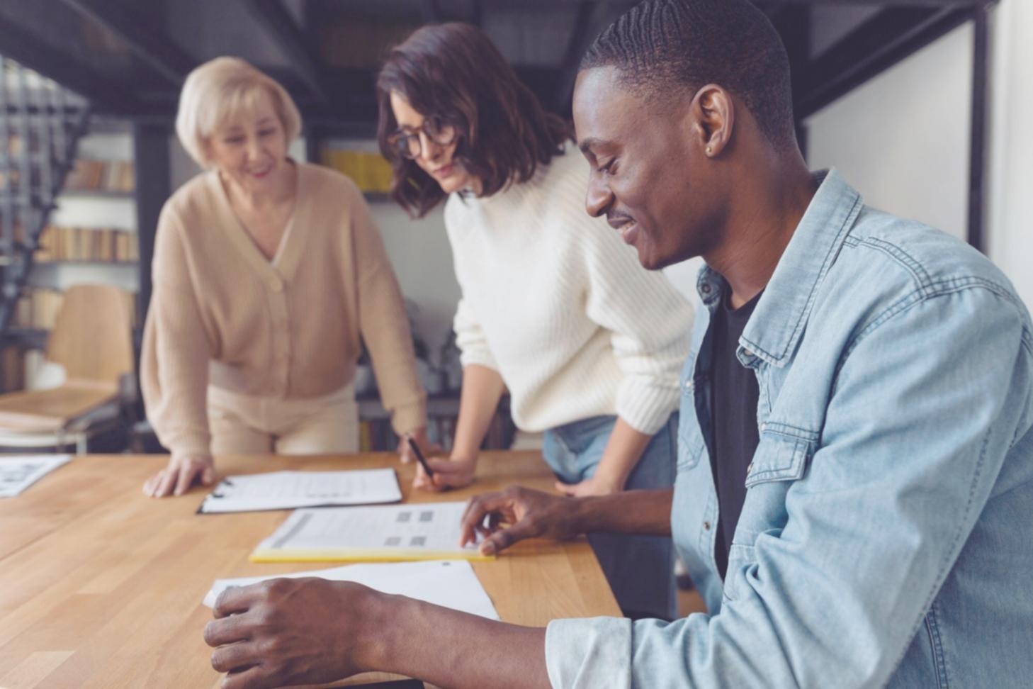 Team bei der Entwicklung von Finanzlösungen