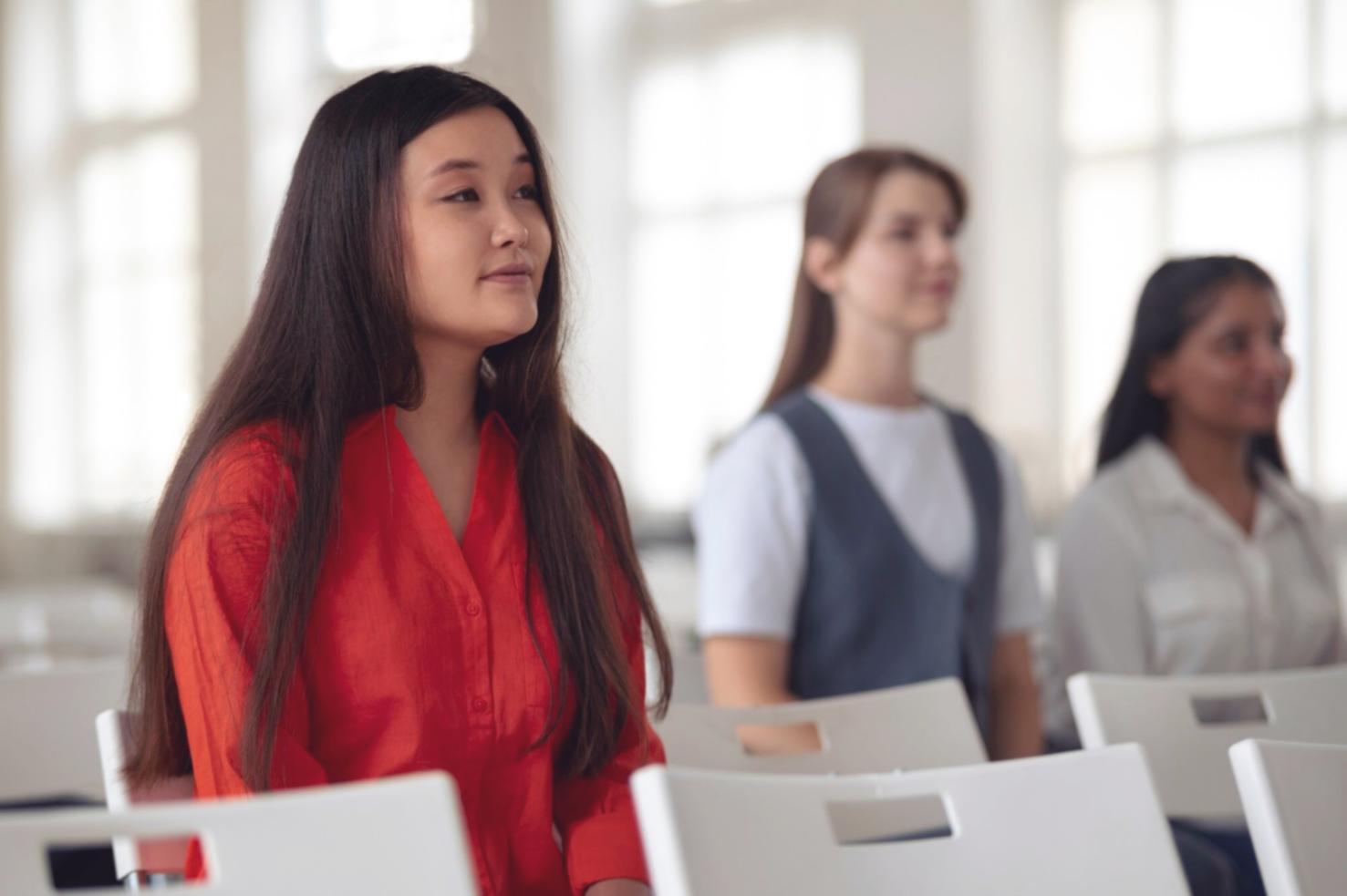 Person arbeitet konzentriert an Finanzplanung